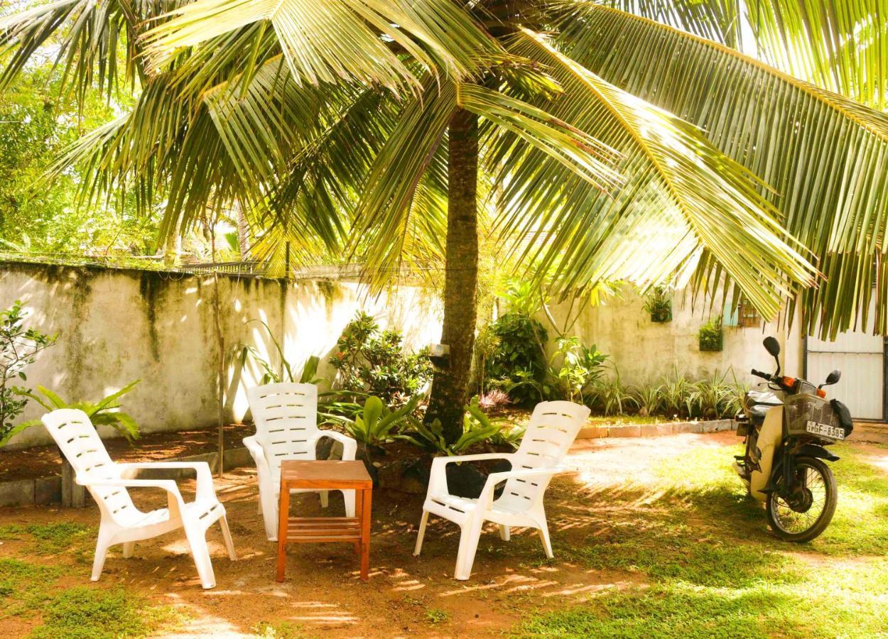 Bed and Breakfast The Breeze Mirissa Exterior foto