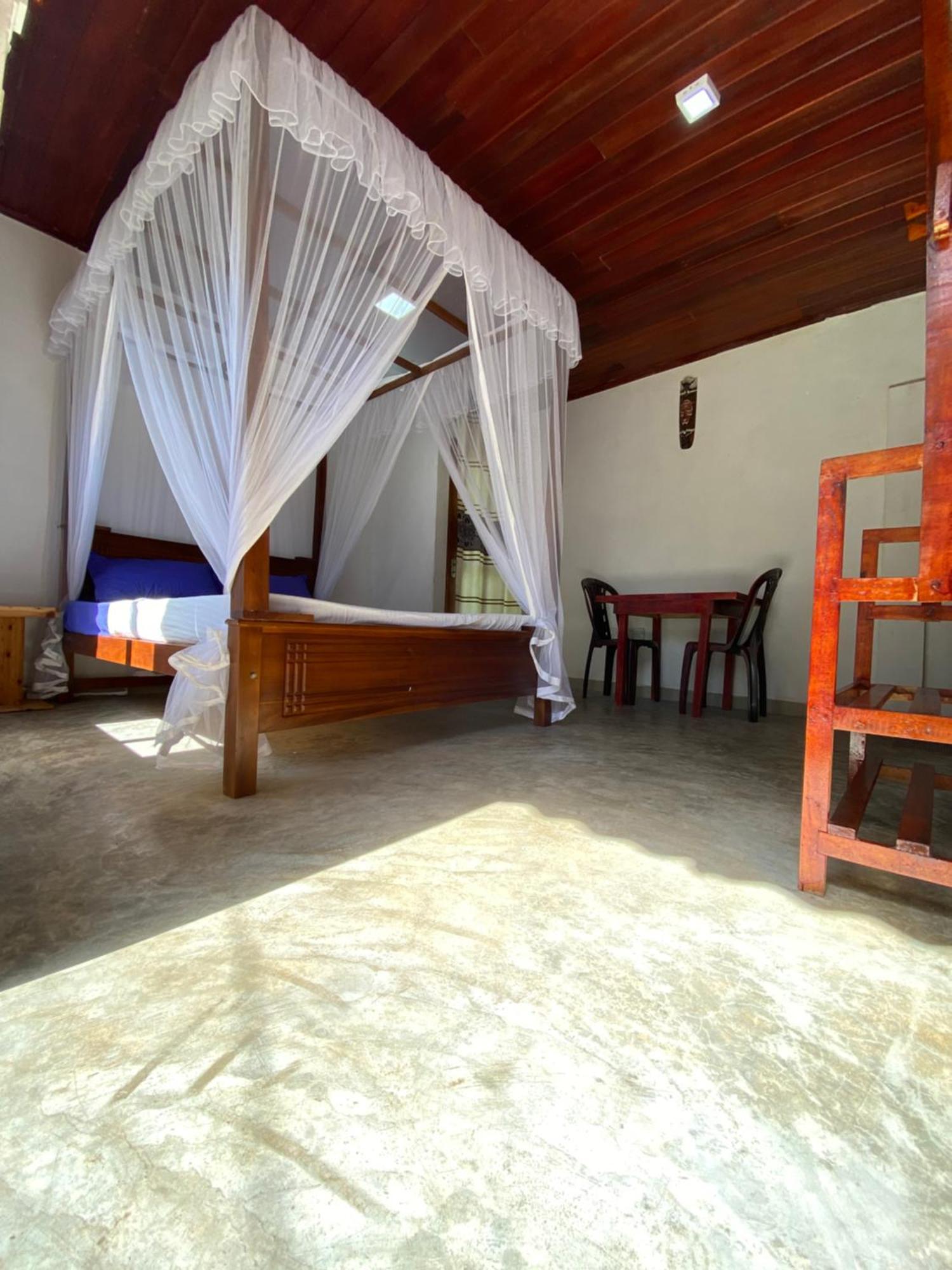 Bed and Breakfast The Breeze Mirissa Exterior foto