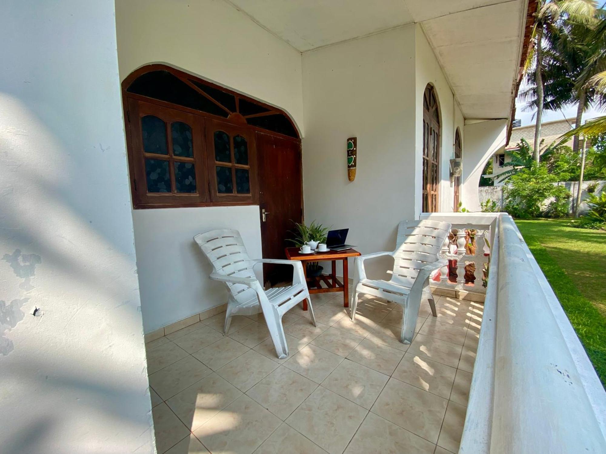 Bed and Breakfast The Breeze Mirissa Exterior foto